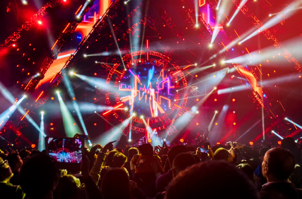 粉丝经济是什么意思？发展历程、盈利模式与弊端分析