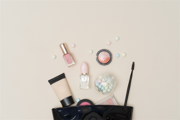 Rival IQ：2022年社交媒体上美妆品牌100强报告.pdf(附下载)