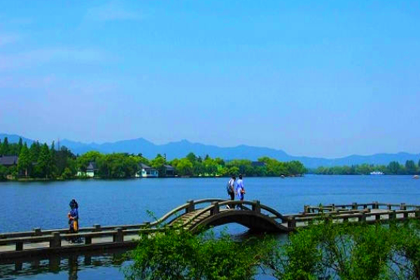 端午节出游的人多吗？有多少人出游？主要去哪些地方？