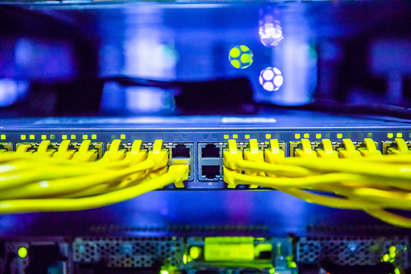 网络交换机的作用和功能是什么？和路由器有什么区别？