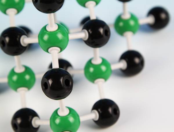 SiC(碳化硅)是什么？主要优势有哪些？如何应用在电动汽车中？