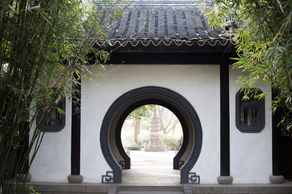 园林行业上市公司一览1. 蒙草生态公司拥有特色种业体系以及领先植物种质资源库，专注于生态修复业务，是国内较大规模的生态修复用种、草坪用种、观赏草用种专业供应商。目前研发投入持续加大，建立十多个专项生态研究机构，建立二百余项生态修复技术标准。聚焦于生态修复主营业务，大力发展创新业务。公司紧紧围绕主业生态修复和种业科技，中标多项重大工程。同时，2020年矿山修复业务取得了良好进展，与平煤集团、准能集团等大型业务建立了合作关系，先后承建了多个矿山修复项目。2.东珠生态着重发力生态修复与景观建设技术的研发，掌握生态修复领域核心技术。随着经济逐步恢复，公司业绩持续向好。截止2020年上半年，公司取得生态修复领域专利18项，园林绿化领域20项。同时，公司在长三角地区、粤港澳大湾区积极探索创新业务合作模式，未来有望为公司发展注入新动力。2020年5月，《全国重要生态系统保护和修复重大工程总体规划(2021-2035年)》提出将在长江、黄河等生态区布局重大工程。公司在生态湿地修复领域的先发优势及地理位置优势，将为业务承揽提供强支持。3.杭州园林公司参与多项国家重大项目，品牌形象良好。2017年，杭州园林开始从事风景园林工程总承包业务(EPC)，涵盖了设计、采购和施工等环节，全面负责承包工程的质量、安全、工期、造价等。公司从事风景园林设计行业多年，参与西湖风景名胜区综合保护工程、“G20杭州峰会”、“厦门金砖国家领导人峰会”等核心景观设计， “杭州园林设计院”在全国享有一定的知名度，塑造了良好的品牌形象。4.岭南股份业务结构不断优化，进入发展“快车道”。岭南股份传统业务为景观规划设计、生态环境与园林建设、苗木培植与养护、生态环境修复等，于2014年上市。2017年，公司开始着力布局水务水环境治理业务，聚焦于水利工程、城乡水务、水环境水生态治理三大方面，2020年上半年，水务水环境治理业务实现营业收入14.45亿元，营收占比56.67%，同比增加16.87%。目前，公司已形成“水务水环境治理+生态环境修复+文化旅游”的业务格局，进入发展“快车道”。5.棕榈股份公司“一体两翼”，业务覆盖区域广阔。以“智慧城乡建设”业务为主体，以“生态城镇业务”和“创新业务平台”为两翼，并开始进行业务布局和协同发展。棕榈股份主要从事城镇及城市基础设施的规划设计、配套建设、生态环境治理、土壤修复、园林绿化工程施工和园林养护等业务。公司为包括迪士尼、华为、万科、保利等在内的传统商业客户以及政府客户，在中国以及全球创造各类经典作品超过1.5万余件，完成项目超过4500项，覆盖粤港澳大湾区、长三角、黄河流域、成渝城市群、长江中游城市、国家级新区等重点区域。生态园林建设相关政策2016年11月，《国务院关于印发“十三五”生态环境保护规划的通知》：生态文明建设上升为国家战略，加强生态保护与修复，以解决生态环境突出问题为导向，系统推荐生态修复与环境治理，提高优质生态产品供给能力。2017年1月，《国务院关于印发全国国土规划纲要(2016—2030年)的通知》：到2030年，集约、绿色、低碳、循环的资源利用体系基本建成，生态环境得到有效保护，新增治理水土流失面积94万平方千米以上。2018年6月，《中共中央国务院关于全面加强生态环境保护坚决打好污染防治攻坚战的意见》：加快生态修复与保护，统筹开展全国生态保护与修复，全面保护天然林，推进荒漠化、石漠化、水土流失综合治理，强化湿地保护和恢复。2019年2月，关于印发《绿色产业指导目录(2019年版)》的通知：着力壮大节能环保、清洁生产、清洁能源等绿色产业；将生态保护、生态修复、海绵城市、园林绿化等行业统筹纳入《绿色产业指导目录》2020年5月，《全国重要生态系统保护和修复重大工程总体规划(2021-2035年)》：将在青藏高原生态屏障区、黄河重点生态区、长江重点生态区、海岸带等布局重大工程。到2035年，全国森林覆盖率达到26%，森林蓄积量达到210亿立方米，草原综合植被盖度达到60%，湿地保护率达到60%，75%的可治理沙地得到治理。2020年6月，《最高人民法院关于为黄河流域生态保护和高质量发展提供司法服务与保障的意见》：创新审判执行方式，充分发挥环境保护禁止令的作用，探索多元化生态修复方式，完善刑事制裁、民事赔偿与生态补偿有机衔接的环境修复责任体系。2020年8月，《山水林田湖草生态保护修复工程指南(试行)》：对“山水工程”实施提出了总体要求，明确了保护修复原则和一般规定，规范工程建设内容、技术流程等，推动山水林田湖草一体化保护和修复。2020年9月，《关于开展省级国土空间生态修复规划编制工作的通知》：要求省级自然资源主管部门要把国土空间生态修复规划编制作为重点工作抓紧抓实，结合本地区实际制订工作方案，尽快启动开展，力争于2021年6月底前完成规划文本等成果编制。2020年12月，介绍“落实五中全会精神，做好生态保护修复工作”有关情况：到2025年，森林覆盖率达到24.1%，森林蓄积量达190亿m³，草原综合植被盖度达57%，湿地保护率达55%，60%可治理沙化土地得到治理。2021年3月，政府工作报告中提出：加快推进重要生态屏障建设，构建以国家公园为主体的自然保护地体系；持续改善环境质量，基本消除重污染天气和城市黑臭水体。内容来源：《【研报】园林行业动态：喜逢“碳中和”春风春光似海前景阔-210323(16页).pdf》推荐阅读：《【研报】园林行业深度跟踪报告：政策融资向好园林龙头进入反转期-20200309[17页].pdf》《园林工程行业专题研究：世界生态建设巡礼之三：新加坡“规划、建设、管理、发展” 模式低碳园林城市的启示(17页).pdf 》《园林行业深度报告：“碳中和”带来新蓝海园林显第二成长曲线-220118(32页).pdf》